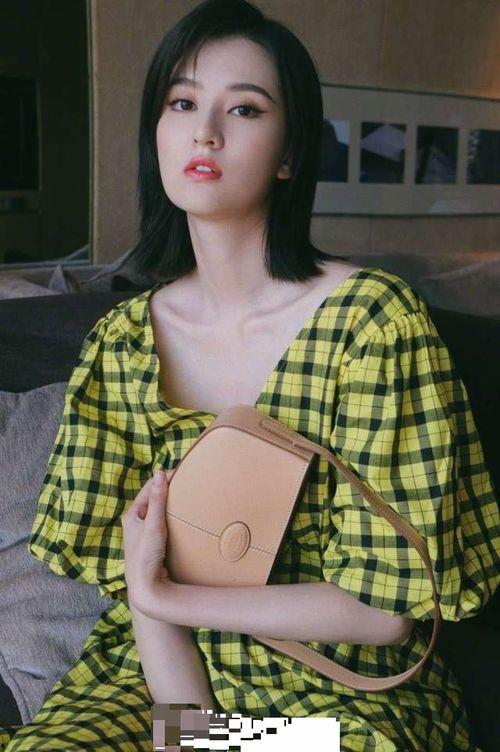 明星网红戴手镯照片女生,揭秘明星网红手镯搭配美学