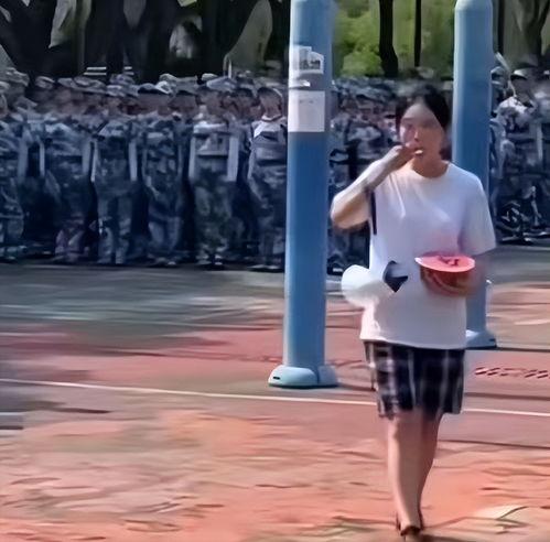 今日吃瓜女大学生校园舞蹈,女大学生活力四溢的吃瓜时刻